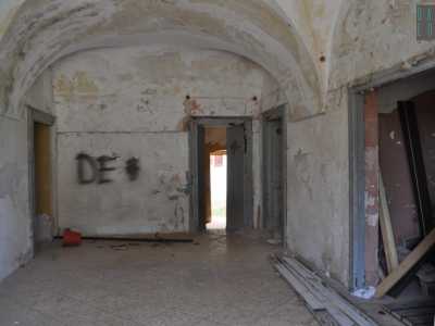 Dopo aver varcato la soglia, stanziamo nell�atrio con volte a botte e siamo colpiti dallo stato d�incuria in cui vigono gli interni della struttura. Sui muri scritte di vario tipo e su una porta addirittura una croce celtica